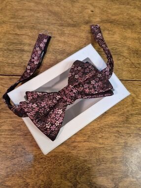 CALVIN KLEIN Men's Jacquard Floral Pre-Tied Bow Tie Burgundy & Pink